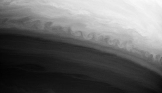 Una inestabilidad de Kelvin-Helmholtz en el planeta Saturno formada por la interacción de dos bandas en la atmósfera del planeta. Wikimedia Commons